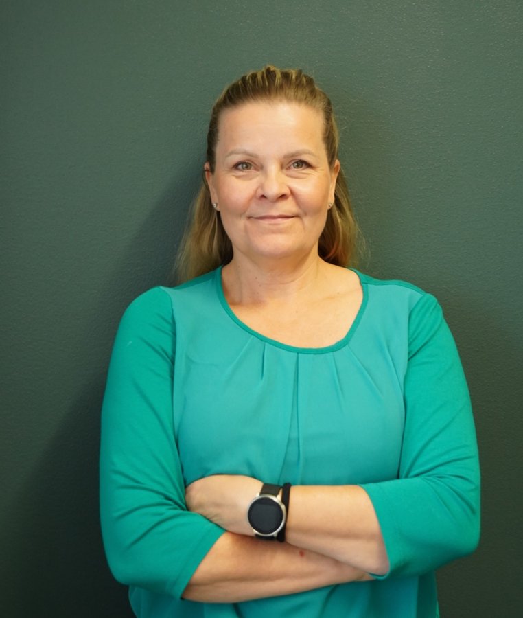 Tanja Karonen, founder of Nexpert, arms crossed, smiling at the camera